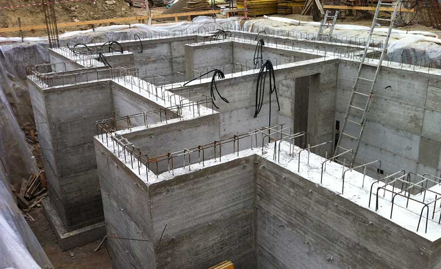 Fondazioni in cemento armato di un edificio residenziale, con i ferri di ripresa