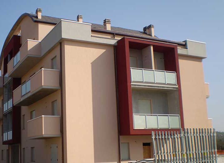 Palazzina residenziale completata, vista dalla strada